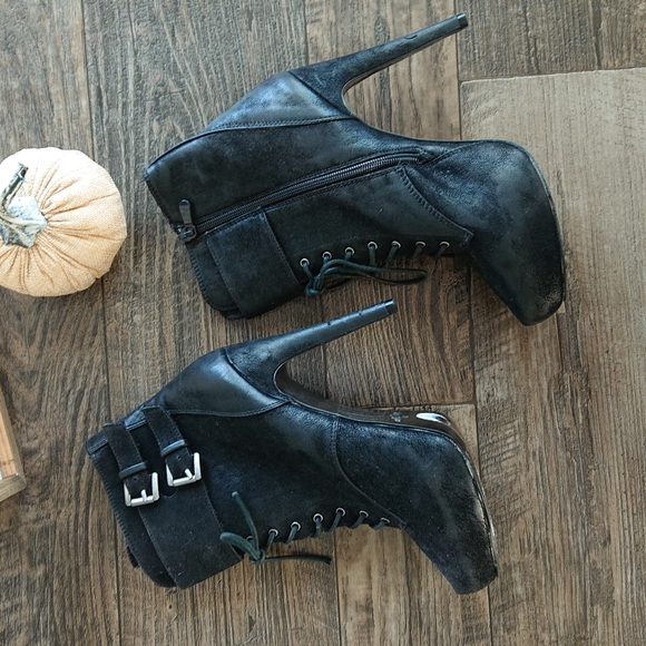 Express Ankle Boots - Picture 2 of 10